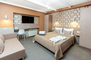 Гостиница Венеция Анапа 3 комнатный люкс с кухней и балконом-1