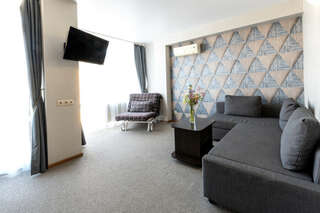 Гостиница Венеция Анапа 2 комнатный люкс с кухней и балконом-1